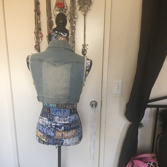 🚨 5/$20 Adorable light wash denim vest w/grommets - Picture 2 of 10